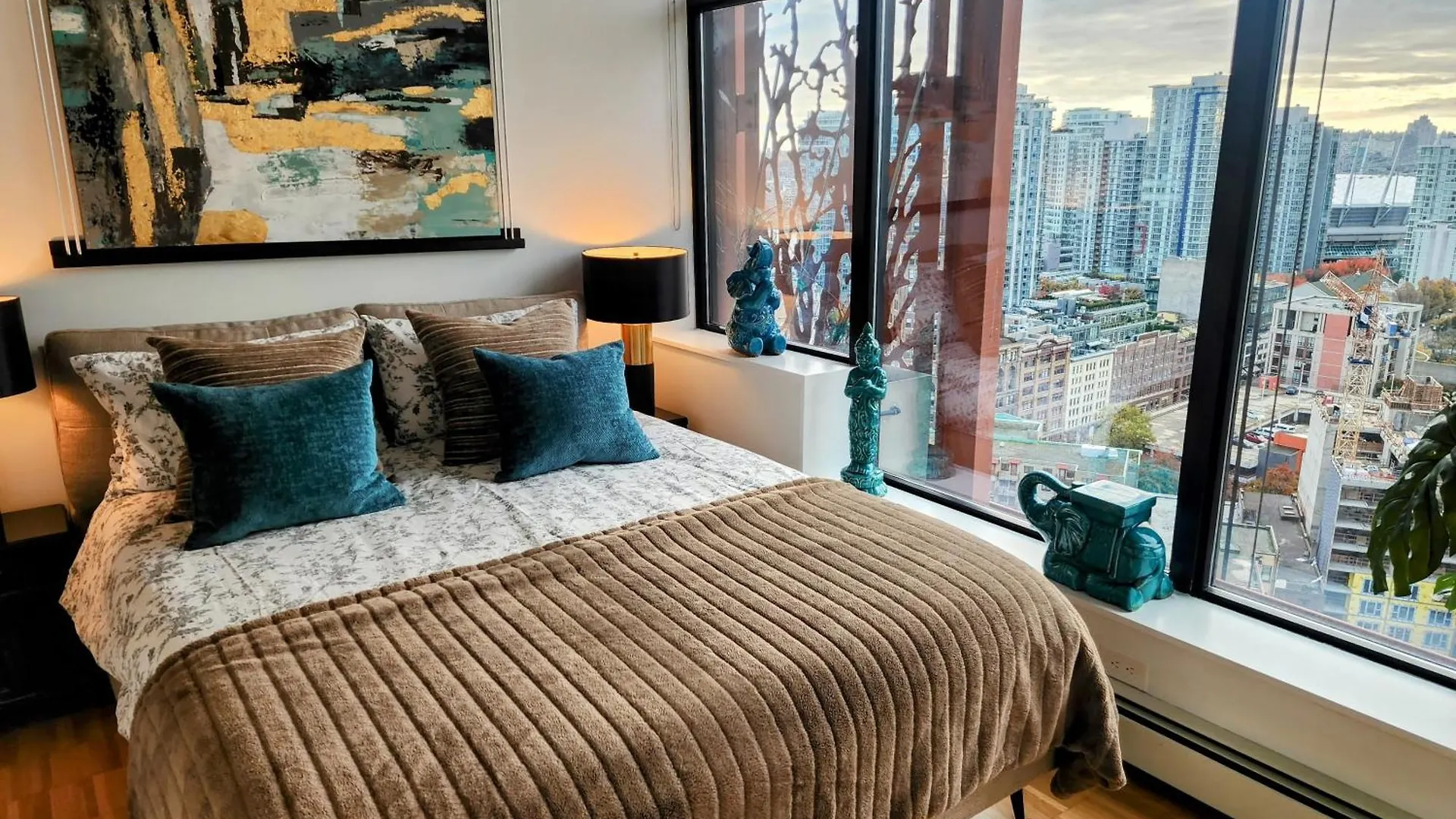 Luxury Downtown Vancouver Suite Apartment